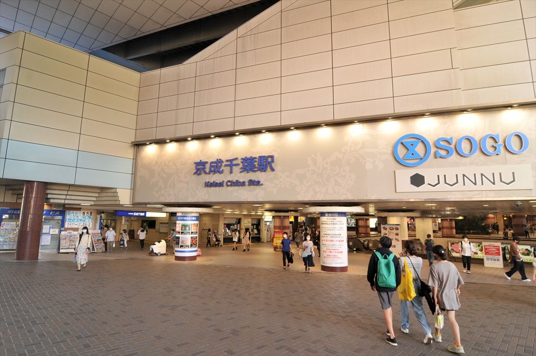 JRの千葉駅と隣接する京成千葉駅。両駅の間は人通りが激しい（筆者撮影）