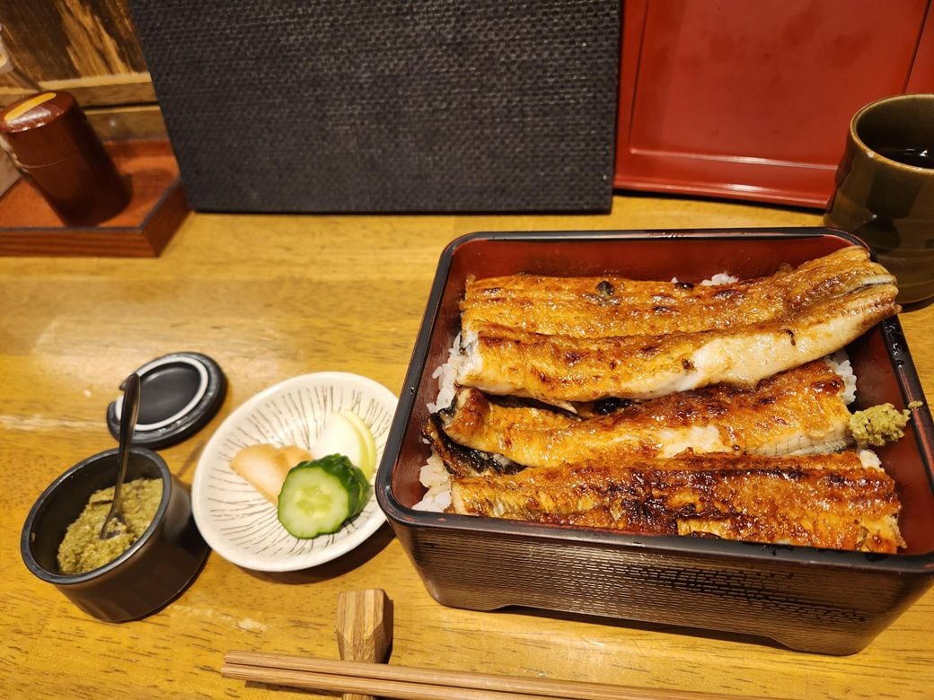 厚みのあるうなぎにくらたまお気に入りのぬか漬け（写真：筆者提供）