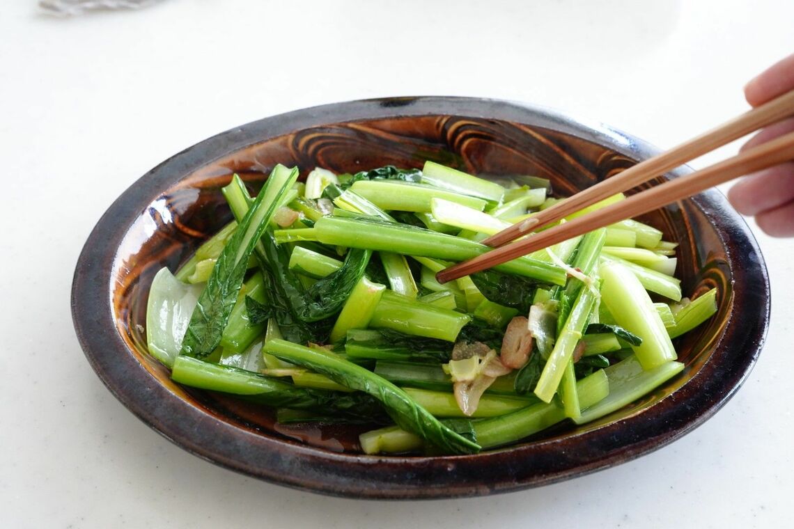 盛り付けた青菜炒め