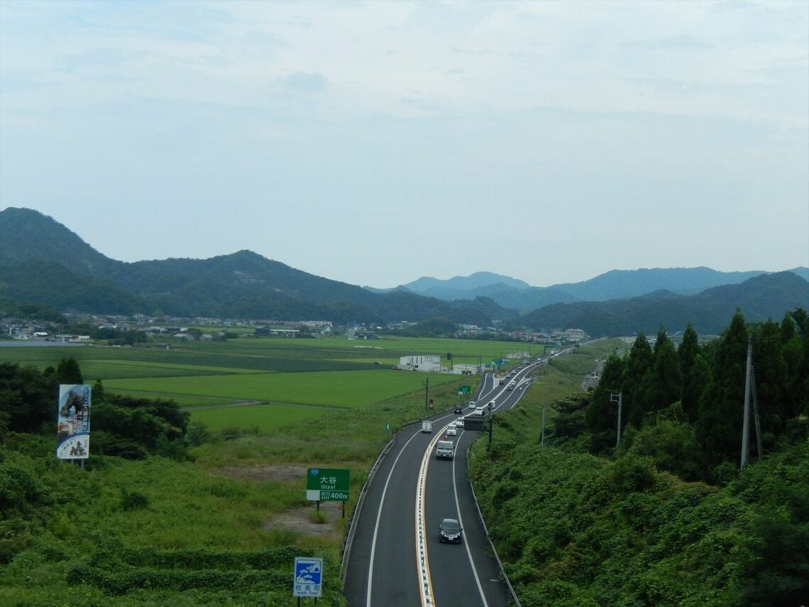岩美町を走る山陰近畿自動車道「大谷IC」付近（写真：traveler / PIXTA）