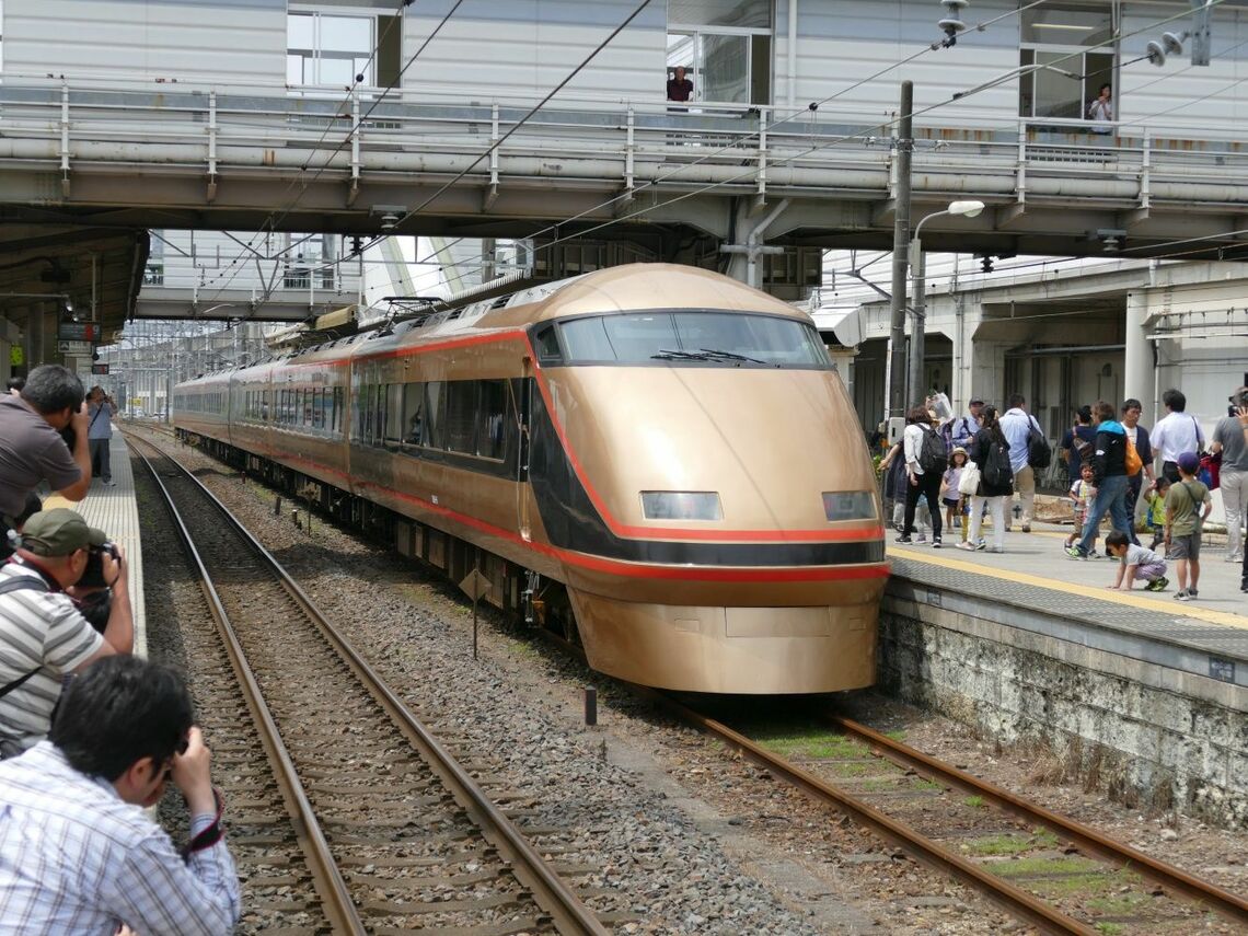 那須塩原駅に停車するスペーシア那須野号＝2017年6月24日（記者撮影）