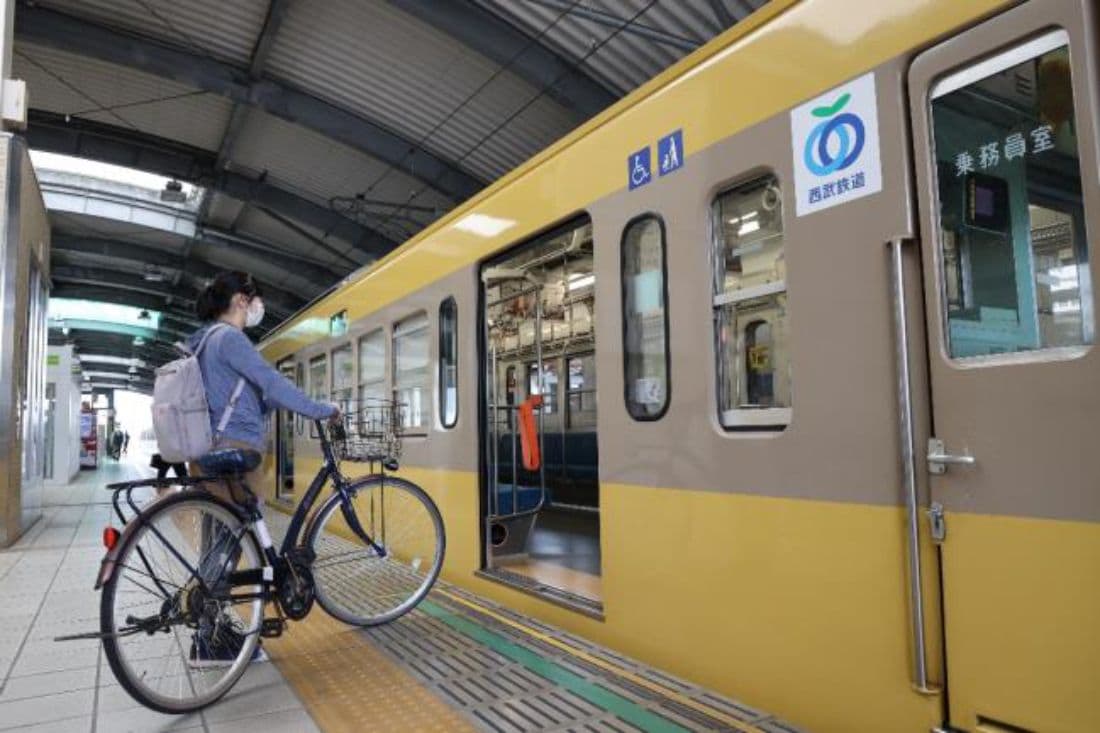 電車内にそのまま自転車を持ち込める（写真：西武鉄道）