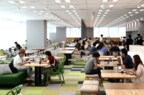 社食「BASE」で作業にあたる社員もちらほら