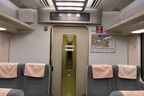 車端部のドア。その上に案内表示