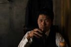 お湯割りを手にくつろいだ表情を見せる佐藤さん