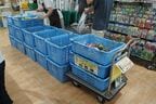 販売所に運ばれた青果物はすぐ店頭に並べられる