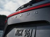 テールゲートは「L」マークではなく「LEXUS」ロゴとなった（写真：トヨタ自動車）