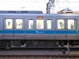 2000形より前に登場した「ワイドドア車」は幅2mの巨大なドアが特徴だった（写真は改造後）。この車両から得た知見を生かして2000形が開発された