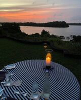 バワが景観維持のために購入した無人島を望むディナーテーブル（筆者撮影）