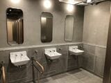 リニューアルされた駒沢大学駅のトイレ。旧玉川線の敷石として保管していた石材を使っている（写真提供：東急電鉄）