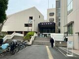 狛江駅から徒歩約4分の場所にある「狛江市役所」（筆者撮影）