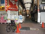 スギドラッグの脇の小道が城東中央商店街（筆者撮影）