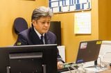 管区長室のデスクで執務する上山管区長（撮影：鼠入昌史）