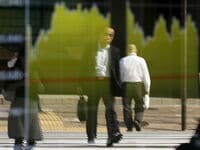 日経平均は3日ぶり反落､売買代金2兆円割れ ETFの分配金支払いに伴う換金売りが圧迫