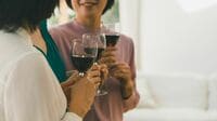 同窓会で昔話しかできないのはなぜ？　周囲と共有できない｢中年の危機｣が､誰にも言えない秘密になる訳