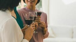 同窓会で昔話しかできないのはなぜ？　周囲と共有できない｢中年の危機｣が､誰にも言えない秘密になる訳