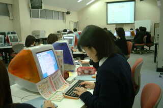 1999年、Macintoshを使って学ぶ生徒たち