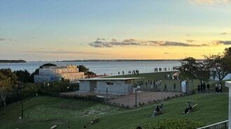 夕日を眺める利用客の足元に入っているスタバからも同じ絶景を楽しめる（筆者撮影）