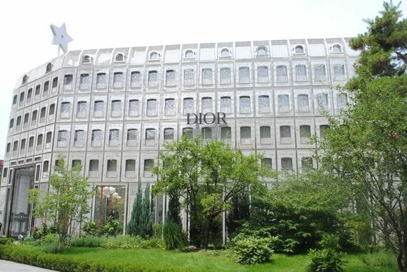 アーティスティックな建物が多く並ぶ聖水洞