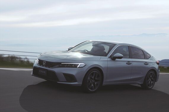 現行「シビック」も「ヴェゼル」と同じく2021年の登場。2024年にはマニュアル車の「RS」も追加した(写真:本田技研工業)
