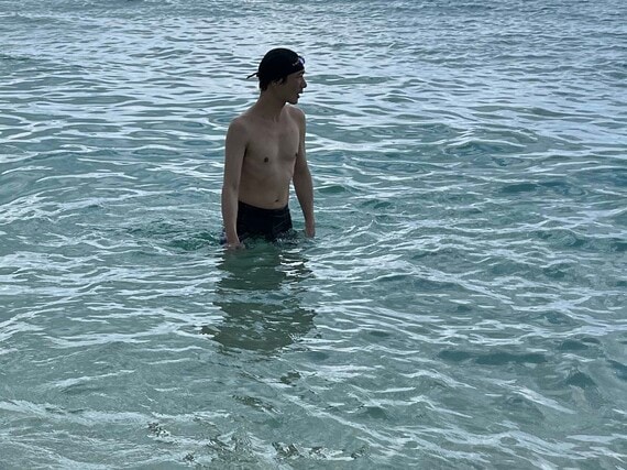 海で泳ぐ東龍氏