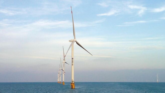 中国の風力発電｢陸上から洋上へ｣急旋回の背景