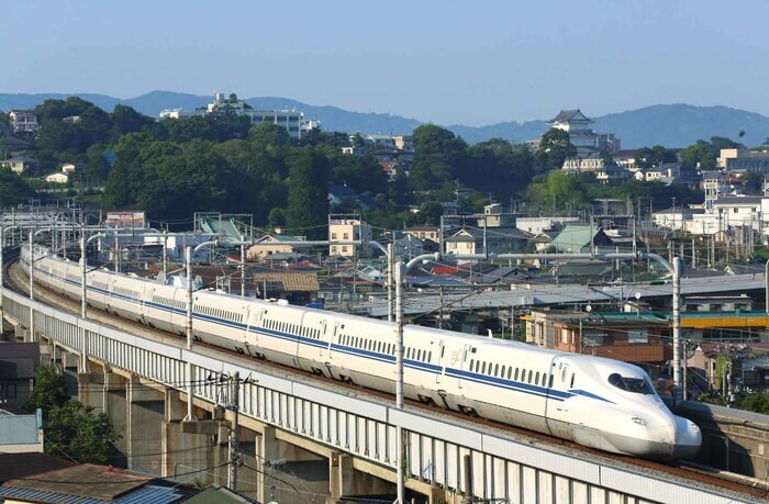 小田原城をバックに走るN700S