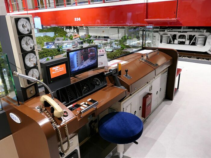 ジオラマの中を走る模型は運転台で操作できる