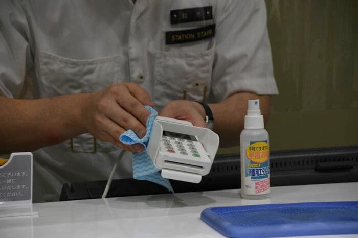 クレジットカードの端末機を消毒