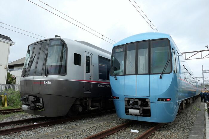 EXEαと並んだ切妻型の先頭車