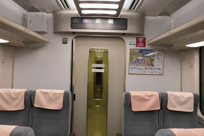 車端部のドア。その上に案内表示