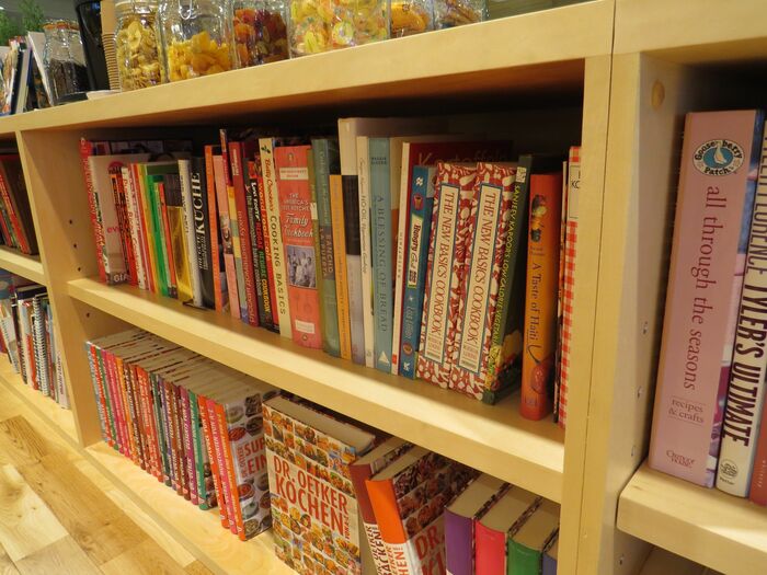 社内ラウンジには各国のレシピ本が並ぶ