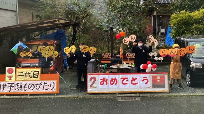お手振りをする沿線住民のみなさん