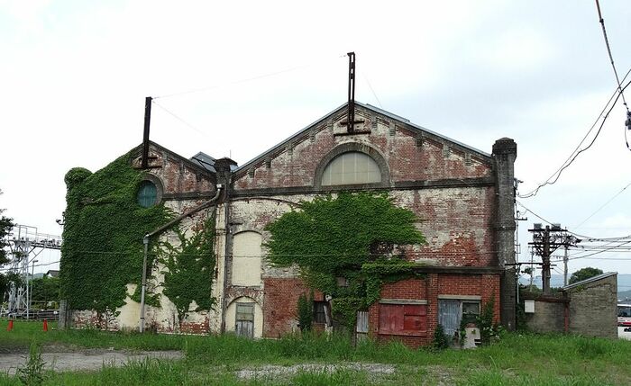 住宅地のそばにある遠賀川水源地ポンプ室