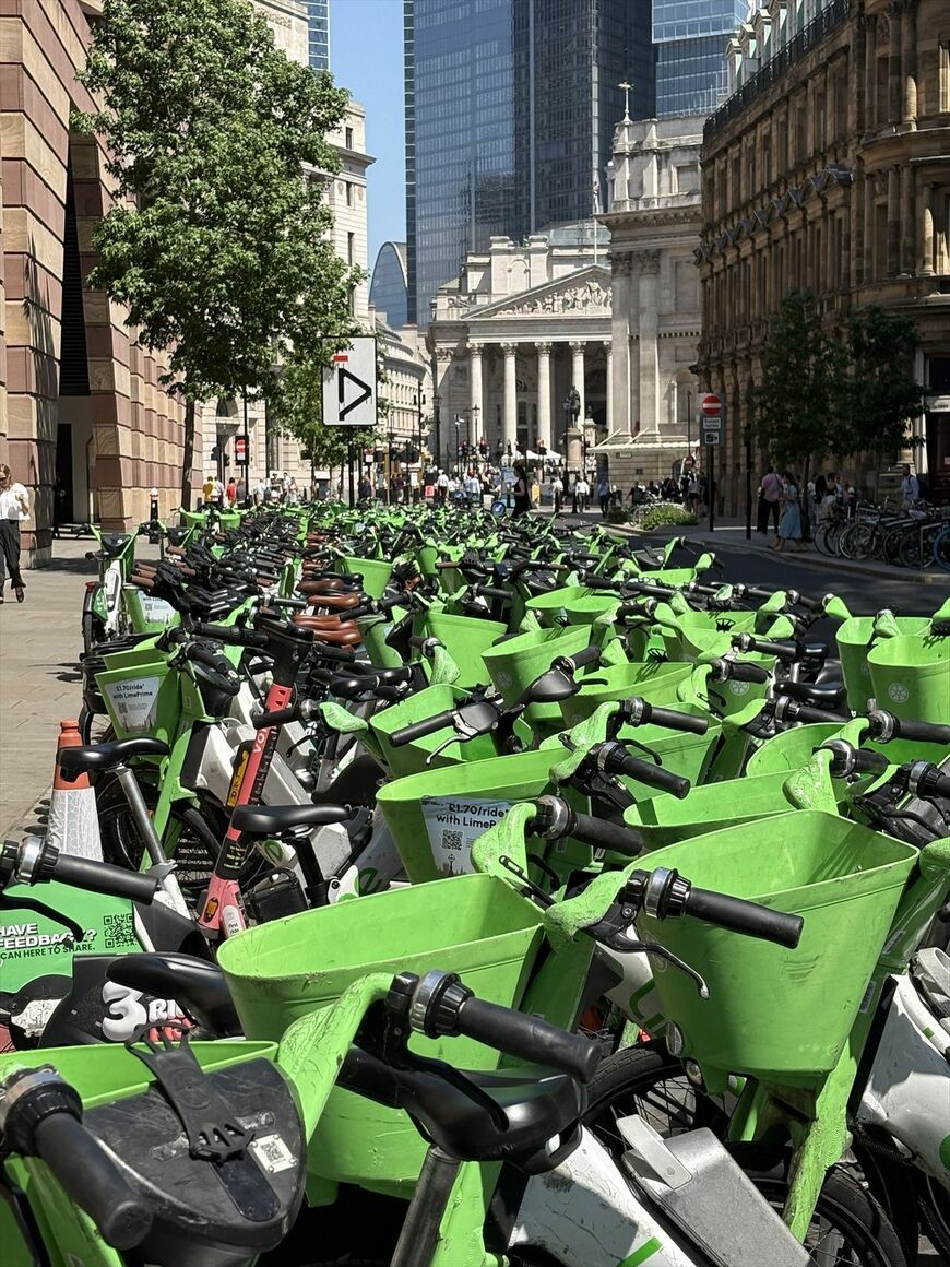 バスに乗るのは暑すぎるとばかり、レンタル自転車の需要が急上昇した。金融街シティにて（筆者撮影）