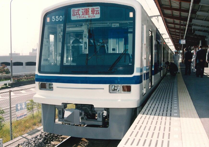 登場時、試運転する5000系トップナンバーの5501編成（写真：南海電気鉄道）