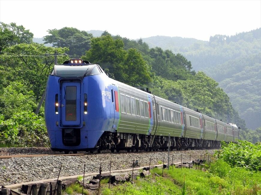礼文華付近を走るキハ283系「スーパー北斗」（撮影：南正時）