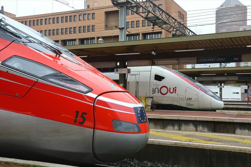 リヨンでライバルTGVと並ぶフレッチャロッサ＝2021年12月（撮影：橋爪智之）