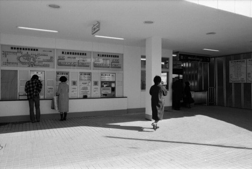 霞ケ関駅の本屋新設当時。旧駅舎の自動券売機付近＝1979年（写真：東武博物館）