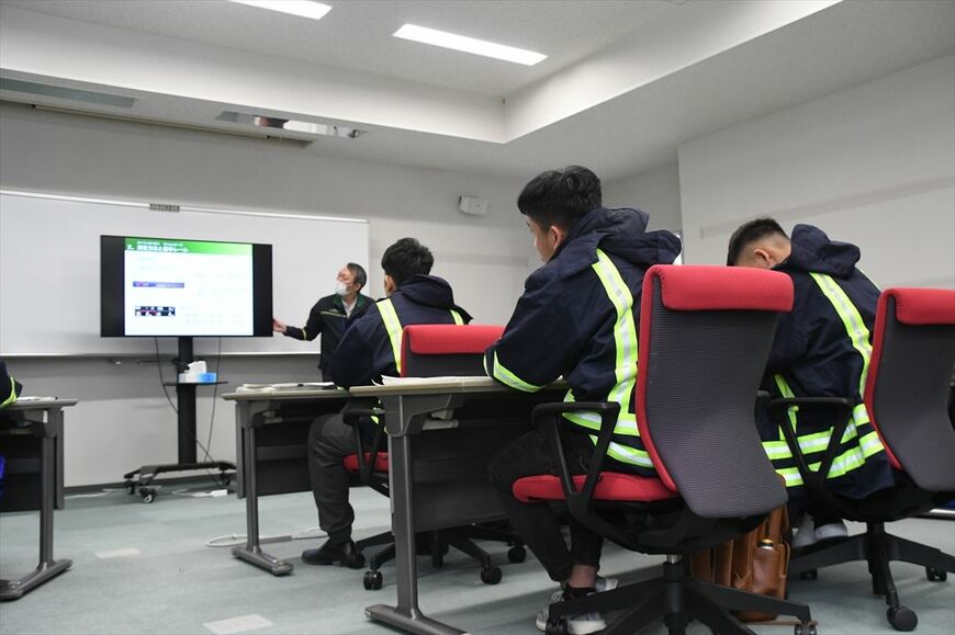 教室で座学の講義を受ける外国人研修生たち（記者撮影）