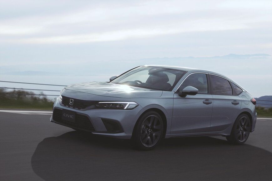 現行「シビック」も「ヴェゼル」と同じく2021年の登場。2024年にはマニュアル車の「RS」も追加した（写真：本田技研工業）