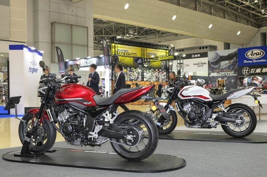 モーターサイクルショー2026で展示されたホンダ「CB400スーパーフォアE-クラッチ コンセプト」（写真：本田技研工業）