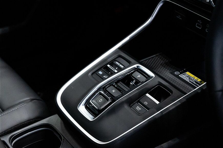 プラグイン充電機能を持つホンダの新型燃料電池車「CR-V e:FCEV」（筆者撮影）