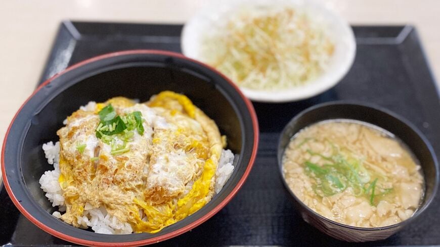 500円以下でミニカツ丼ととん汁、キャベツがセットになったお得なかつやの朝メニュー（筆者撮影）