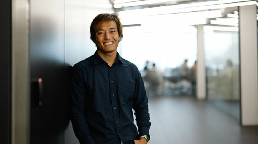 片足の長さが短い先天性の身体障害を持って生まれた金子慶也さんは、アンプティサッカーの日本代表選手としても活躍（画像：エンジニアtype編集部）