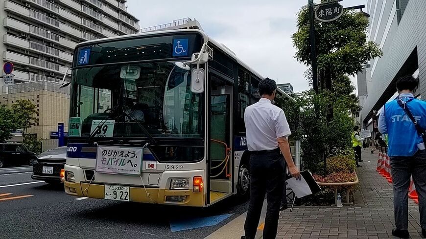 東西線の代行輸送を行う京王バス（東陽町にて、筆者撮影）