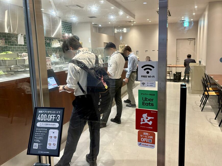 新宿三井ビル店は男性会社員の利用も目立つ（写真：筆者撮影） 