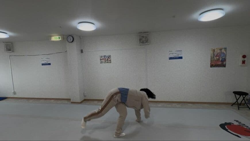 12年ぶりに側転で着地した筆者（写真：バク転パーソナル教室木更津店）