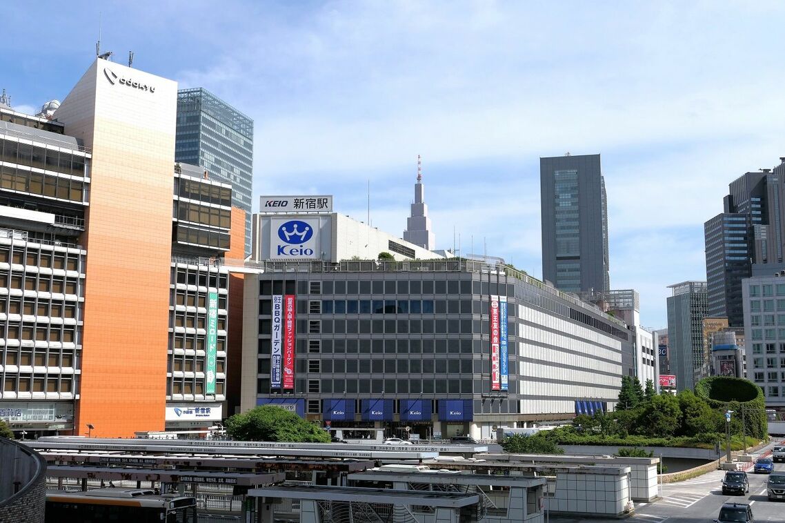 京王百貨店は地下の京王線ホームの上に建つ。