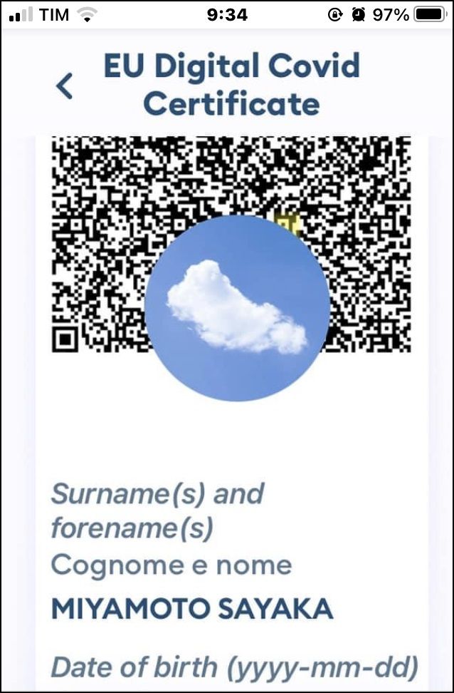 グリーンパスにはQRコードと、氏名・年齢などが記載されている。写真は筆者のグリーンパス（雲のスタンプは筆者加工）（筆者撮影）